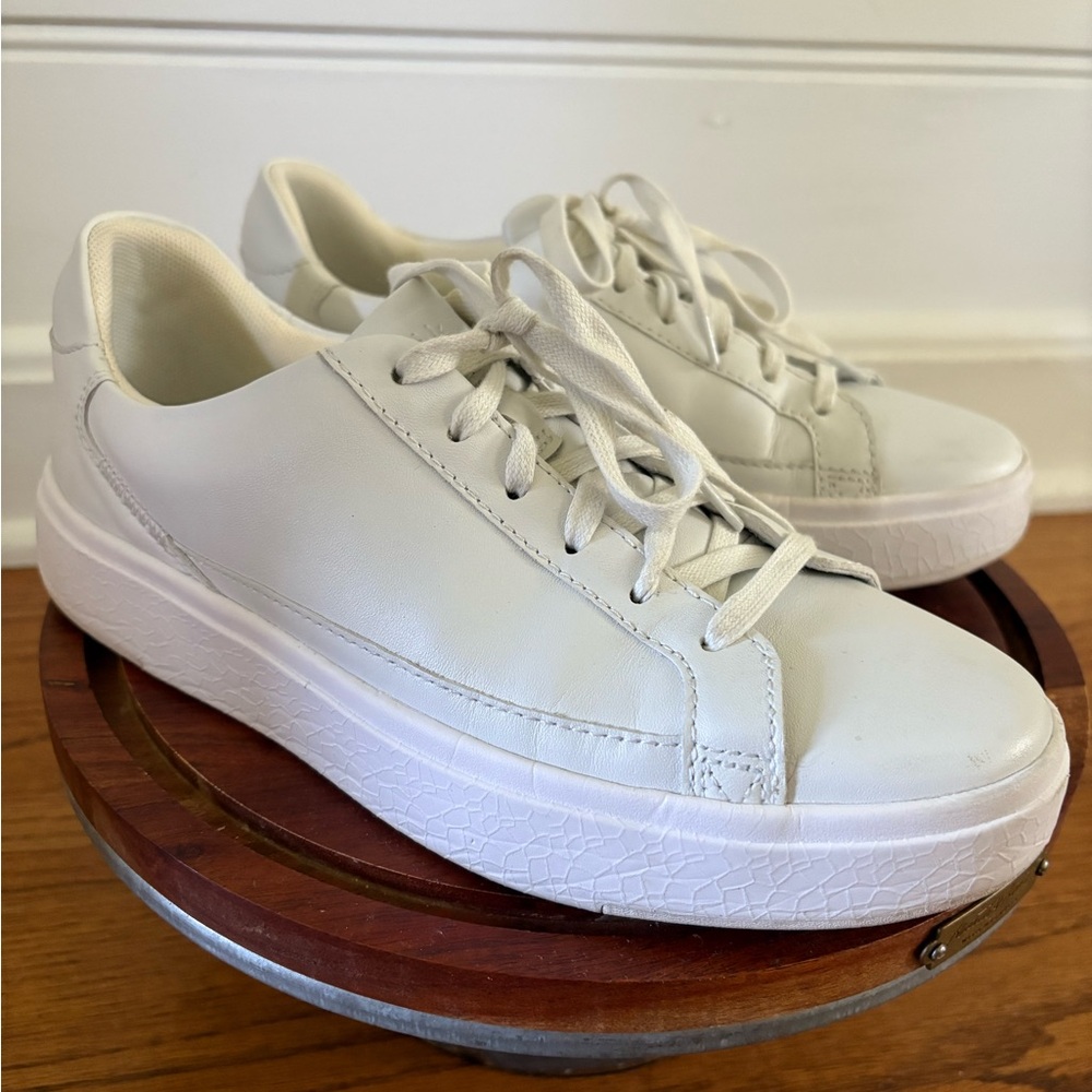 Women's White leather Kizik Sneakers -size 8